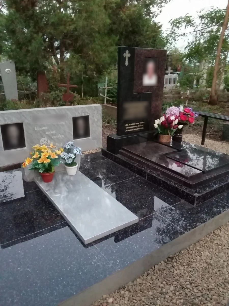 Установка памятников на общей полированной площадке