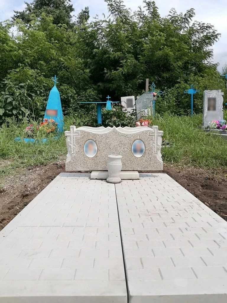 Семейный памятник на широкой мощёной площадке
