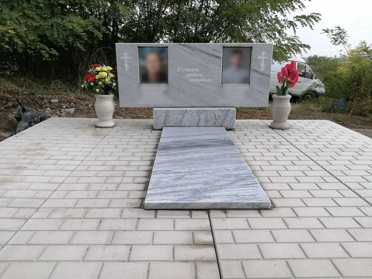 Семейный памятник с плитой на мощёной площадке